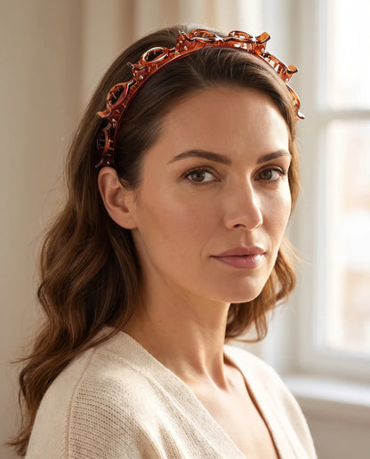 Finished hairstyle with the tortoiseshell-brown PIMOVO ClipStyle headband