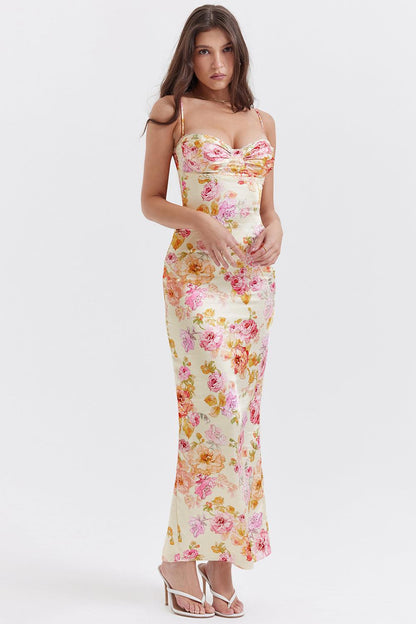 Italialaisilla spagettiolkaimilla varustettu mekko