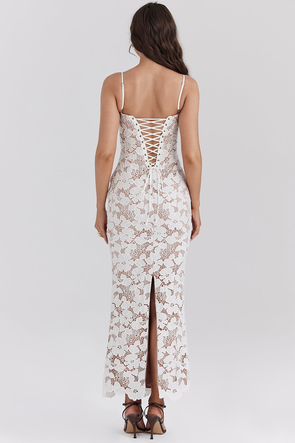 Selätön valkoinen pitsinen olkaimellinen mekko