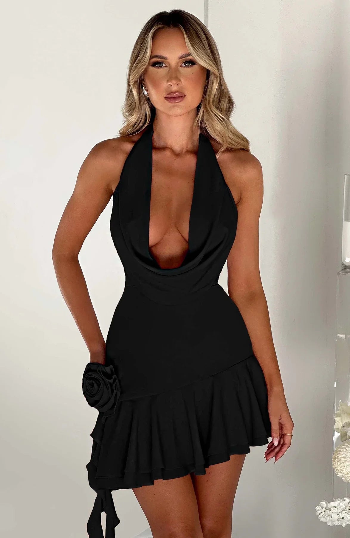 Röyhelöinen selätön minimekko